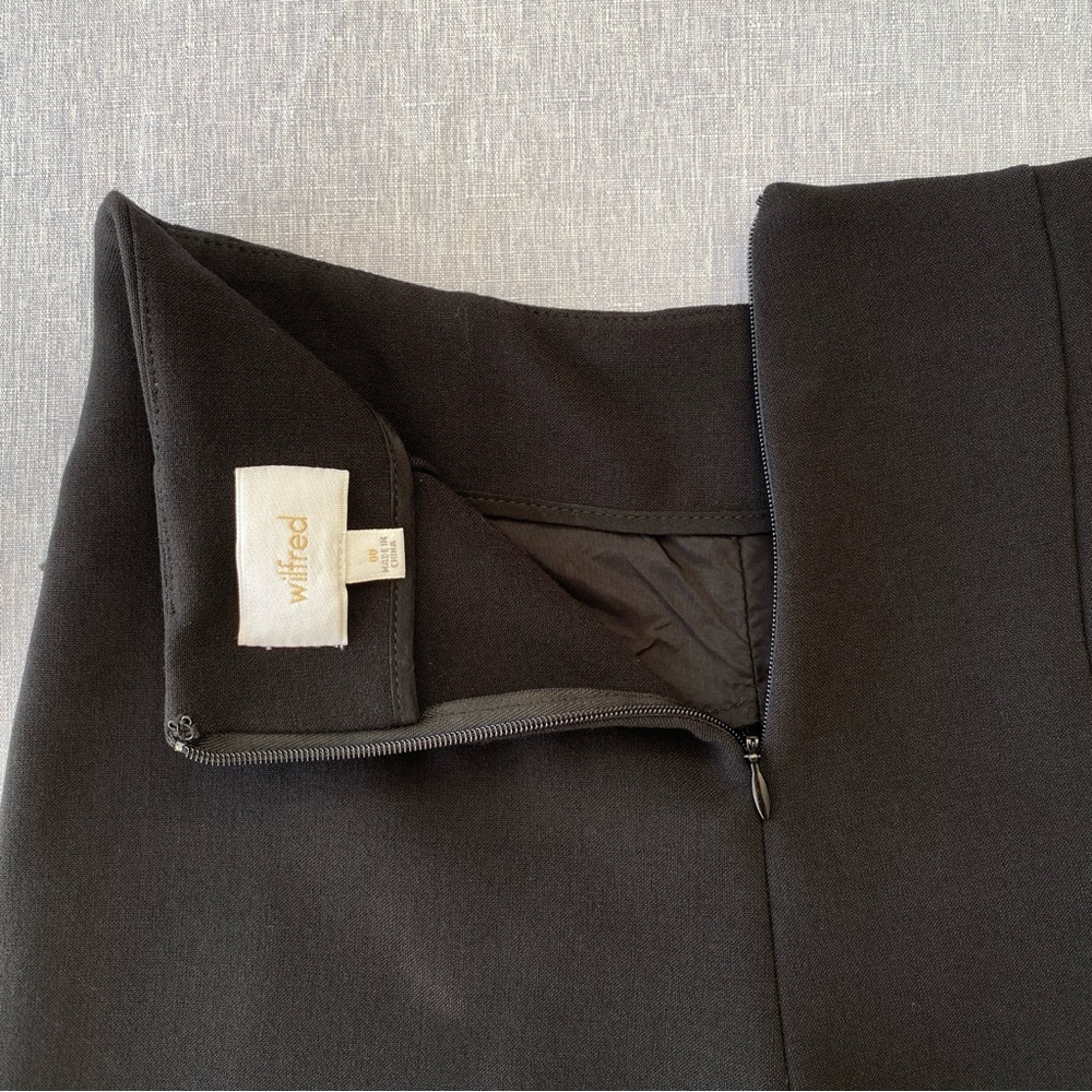 Aritzia Wilfred | Minimalist High-Waist Tailored Shorts Black - Picture 9 of 11